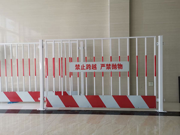 施工电梯安全门厂家